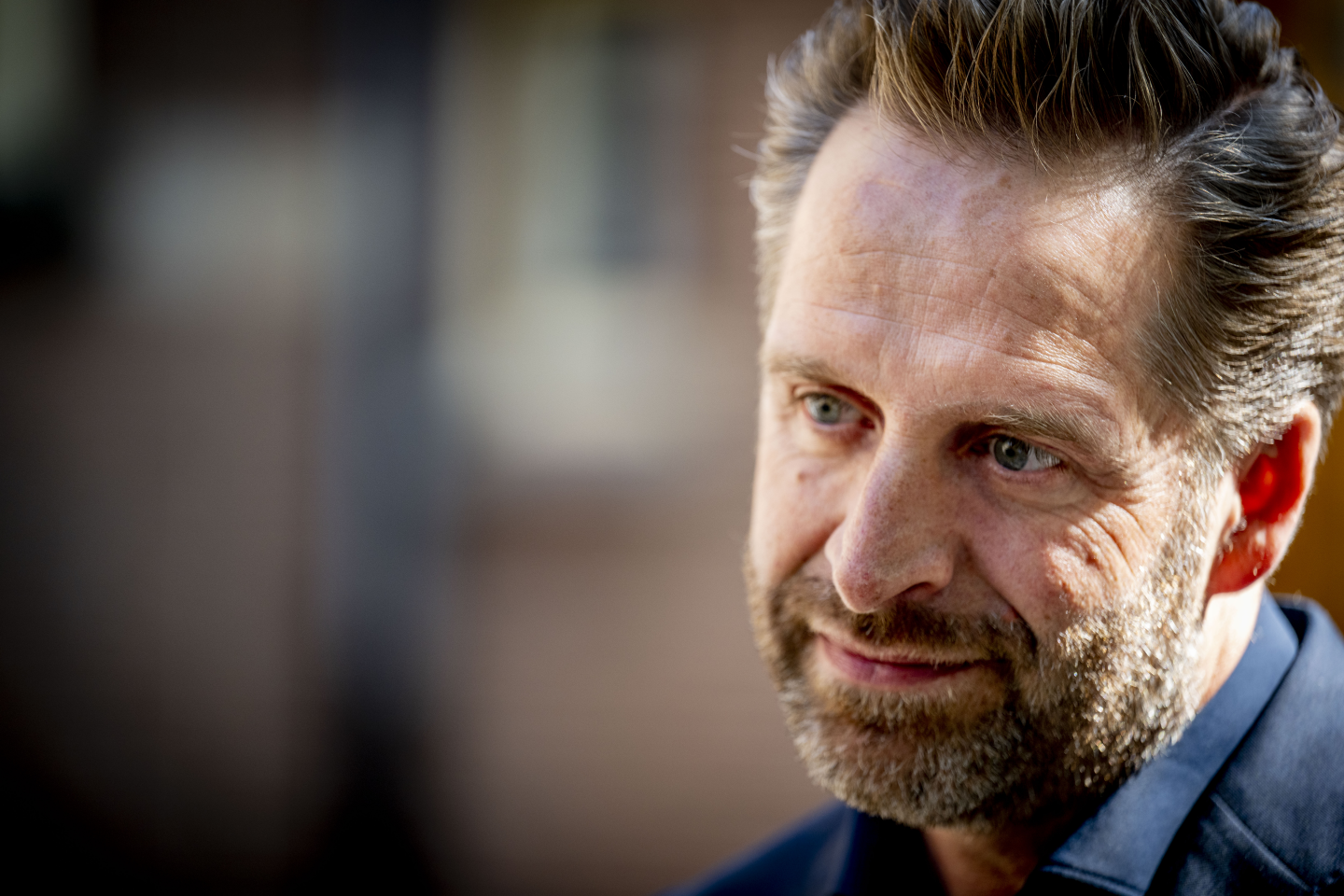 Hugo de Jonge kijkt in de spiegel